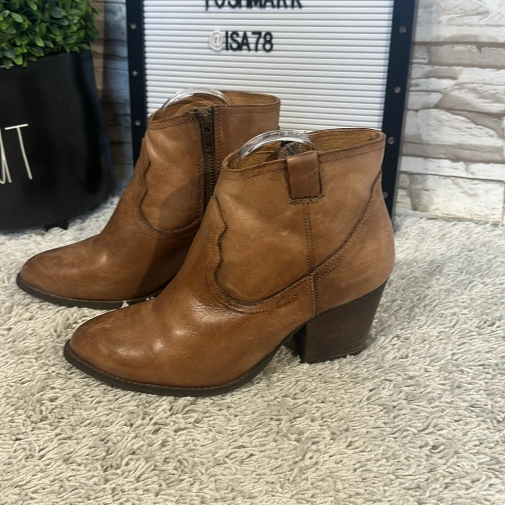 STEVE MADDEN 9M So Good Cognac Leather Ankle Boots
